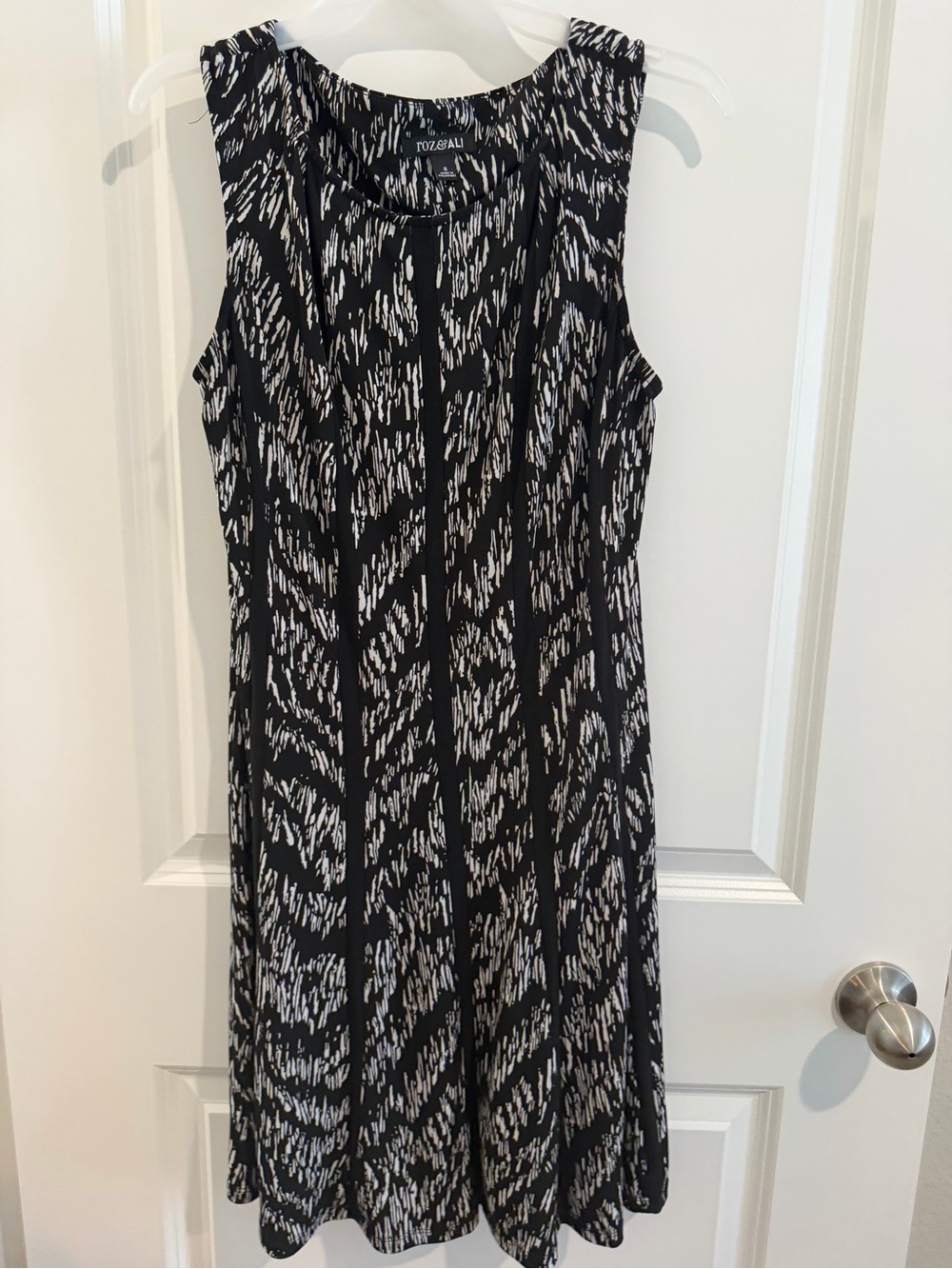 Roz & Ali Black and White Printed Sleeveless Dress